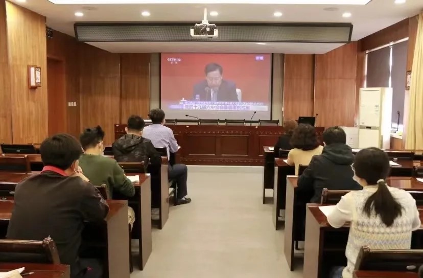 88858cc永利官网师生认真学习党的十九届六中全会精神.webp.jpg